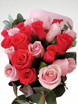 El más bello detalle llegará directo a sus brazos como una muestra más, de todo el amor que inspira. Ramo de rosas en dos tonalidades envuelto en hermosos papeles de colores que están a tono con las flores y un espectacular moño en delicado color pastel. Altura final promedio: 60 cms. Incluye tarjeta para mensaje. El tono de las flores puede variar de acuerdo a la disponibilidad.