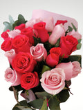 El más bello detalle llegará directo a sus brazos como una muestra más, de todo el amor que inspira. Ramo de rosas en dos tonalidades envuelto en hermosos papeles de colores que están a tono con las flores y un espectacular moño en delicado color pastel. Altura final promedio: 60 cms. Incluye tarjeta para mensaje. El tono de las flores puede variar de acuerdo a la disponibilidad.