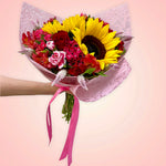 Quieres sorprender a una persona en especial? Envía este increíble y alegre ramo floral para festejar San Valentín!  ENVÍO GRATIS!  ESPECIFICACIONES DEL ARREGLO:  Ramo diseñado con hermosos girasoles, rosas, astromelias y coquetos toques de braintus Papel envoltorio y listón Incluye tarjeta para dedicatoria Altura aproximada 60 cms
