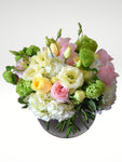El más bello detalle para mamá llegará directo a sus brazos como una muestra más de todo el amor que inspira. Hermoso Arreglo Floral elaborado con lisianthus. Altura final promedio: 40 cms. El tono de las flores puede variar de acuerdo a la disponibilidad. Incluye tarjeta para mensaje.