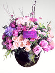 Impresionante arreglo floral compuesto por hermosas rosas, en diversos tonos para dar un efecto de majestuosidad y elegancia. Lo recomendamos ampliamente para hacer llegar un mensaje MUY ESPECIAL a tu ser querido. Especificaciones del Arreglo: Follaje, Esfera de vidrio color negro Incluye Mensaje impreso, Altura promedio del arreglo: 75 cm