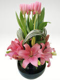 Nuestro orgullo! .... Arreglo floral de tulipanes rosas y lilis rosas que dejará sin palabras y causará una enorme emoción a quien lo practicó!. Especificaciones del Arreglo: Follaje, Esfera de cristal color negro, Mensaje impreso, Altura promedio del arreglo: 70 cm