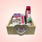 Celebra con tu persona favorita este 14 de febrero con un increíble recuerdo y regalos que le darán una noche increíble disfrutando de un relajante y refrescante tratamiento facial  ESPECIFICACIONES DEL SET:  1 Cajón de Pino premium 1 Original Portaretratos de madera en forma de corazón 1 Vela aromatizante 1 Aceite de coco hidratante 1 Termo 1 Mascarilla facial de Granada 1 Mascarilla facial de Rosas 1 Lima pulidora de 7 lados para uñas 1 Antifaz para dormir 1 Toalla facial de baño