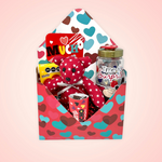 Otra manera igualmente inesperada y diferente para expresar amor este 14 de febrero!  ESPECIFICACIONES DEL SET:  1 Caja para regalo tipo sobre 1 Pin temático "Te quiero Mucho" 1 Termo de PVC 1 Mini Oso de tela 1 Chocolate Snickers con envoltura temática 2 Sets de dulces sorpresas de M&M 1 Mensaje de felicitación impreso