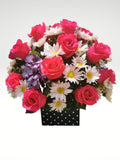 Si quieres hacer llegar tus sentimientos a través de un arreglo floral de rosas, este es el diseño ideal! Cualquiera que sea tu mensaje, las rosas siempre serán bien recibidas!. ESPECIFICACIONES DEL ARREGLO: Arreglo floral de rosas, margaritas y hortensias con vista 360 ° elaborada con base cúbica metálica color negro brillante de 20 cm con puntos en color blanco. Altura final promedio: 40 cms. El tono de las flores puede variar de acuerdo a la disponibilidad. Incluye tarjeta para dedicatoria.