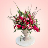 Es el momento de enviar una gran muestra de amor! Imponente diseño floral que emana distinción, originalidad y elegancia.  ENVÍO GRATIS!  ESPECIFICACIONES DEL ARREGLO:  Sutil mezcla de renáculos, briantus, astromelias, y delicado follaje Base cerámica gris Incluye tarjeta para dedicatoria Altura aproximada 80 cms