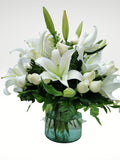 Discreto arreglo floral podrá hacer llegar como un mensaje de solidaridad a esa persona que desea acompañar. Arreglo con vista 360 ° en cubo de cristal con flores en color blanco y follaje en tonos verde. Altura final promedio: 45 cms. El tono de las flores puede variar de acuerdo a la disponibilidad. Incluye tarjeta para mensaje.