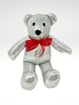 DESCRIPCIÓN: Esta Navidad será Inolvidable para tu persona favorita con este increíble Oso Navideño artesanal. Está hecho a mano con una hermosa tela bordada con lentejuelas en color plata y decorado con un coqueto moño de organza rojo!  ESPECIFICACIONES DEL MUÑECO:  Tamaño: 48 cm de altura