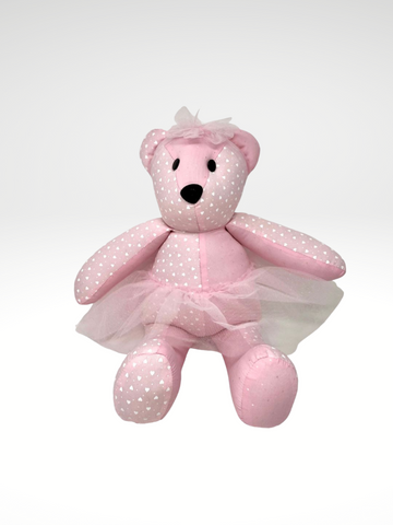 DESCRIPCIÓN: Sorprende a tu persona favorita con esta hermosa Osita Ballerina artesanal hecha a mano en una bella tela rosa pastel con estampado de corazones y vestida con un coqueto moño y tutú hechos de tul! Es ideal para consentir a tu novia, hija, sobrina o para regalar a tus amigos que acaban de ser papás de una hermosa bebé! , Tamaño: 48 cm de altura