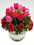 Elegante arreglo floral compuesto por 10 hermosos tulipanes rojos y 10 tulipanes rosas acompañados por hermosas rosas rojas en una elegante base color plata. Es la mejor elección para quien desea demostrar que se amor es enorme y verdadero!. Especificaciones del Arreglo: Follaje. Esfera de vidrio color plata. Mensaje impreso. Altura promedio del arreglo: 40 - 45 cm.