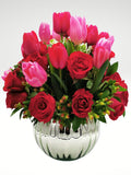 Elegante arreglo floral compuesto por 10 hermosos tulipanes rojos y 10 tulipanes rosas acompañados por hermosas rosas rojas en una elegante base color plata. Es la mejor elección para quien desea demostrar que se amor es enorme y verdadero!. Especificaciones del Arreglo: Follaje. Esfera de vidrio color plata. Mensaje impreso. Altura promedio del arreglo: 40 - 45 cm.