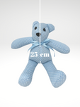 Sorprende a tu persona favorita con este lindo Osito Blue artesanal hecho a mano en una hermosa tela azul cielo con estampado de puntos decorado con un coqueto moño de listón azul! Es ideal para consentir a tu novio, hijo, sobrino o para regalar a tus amigos que acaban de ser papás de un hermoso bebé!, Tamaño: 25 cm de altura