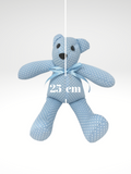 Sorprende a tu persona favorita con este lindo Osito Blue artesanal hecho a mano en una hermosa tela azul cielo con estampado de puntos decorado con un coqueto moño de listón azul! Es ideal para consentir a tu novio, hijo, sobrino o para regalar a tus amigos que acaban de ser papás de un hermoso bebé!, Tamaño: 25 cm de altura