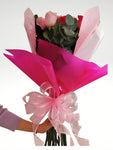 El más bello detalle llegará directo a sus brazos como una muestra más, de todo el amor que inspira. Ramo de rosas en dos tonalidades envuelto en hermosos papeles de colores que están a tono con las flores y un espectacular moño en delicado color pastel. Altura final promedio: 60 cms. Incluye tarjeta para mensaje. El tono de las flores puede variar de acuerdo a la disponibilidad.