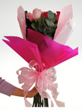 El más bello detalle llegará directo a sus brazos como una muestra más, de todo el amor que inspira. Ramo de rosas en dos tonalidades envuelto en hermosos papeles de colores que están a tono con las flores y un espectacular moño en delicado color pastel. Altura final promedio: 60 cms. Incluye tarjeta para mensaje. El tono de las flores puede variar de acuerdo a la disponibilidad.