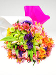 Siempre hay una ocasión para expresar tus sentimientos! Este hermoso arreglo floral multicolor será el regalo perfecto para enviar un mensaje de amor, amistad, buenos deseos o agradecimiento. Ramo de rosas, astromelias, espuma y vibrante follaje envuelto en hermosos papeles de colores que logran un hermoso contraste con las flores y un espectacular moño en delicado color pastel. Altura final promedio: 60 cms. El tono de las flores puede variar de acuerdo a la disponibilidad. Incluye tarjeta para mensaje.