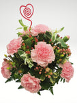 Romántico arreglo floral compuesto por delicados claveles en tonos rosa, ideal para enviar una muestra de amor sincero.  ENVÍO GRATIS!  ESPECIFICACIONES DEL ARREGLO:  Follaje Cubeta de lámina color negro Incluye dedicatoria Altura promedio del arreglo: 30 - 35 cm