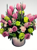 Increíble arreglo floral compuesto por 10 hermosos tulipanes rosas acompañados por rosas y lisianthus verdes en una increíble base cilíndrica color golden rose . Sin duda causará una sensación de felicidad y amor a quien lo recibió!. Especificaciones del Arreglo: Follaje, Cilindro de Vidrio color rosa tornasol Incluye Mensaje impreso, Altura promedio del arreglo: 45 - 50 cm