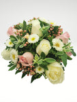 Coqueto arreglo floral compuesto por hermosas rosas, en tonos rosa y blanco acompañadas por margaritas que logran un efecto de gran sutileza. Recomendado para demostrar un amor lleno de ternura y romanticismo.  Especificaciones del Arreglo: Follaje, Cilindro de vidrio color rosa tornasol Incluye Mensaje impreso, Altura promedio del arreglo: 30 - 35 cm.