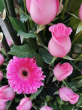 Impresionante arreglo floral compuesto por impactantes rosas en tonos rosas. Le quieres expresar tu profundo y enorme amor? Este es el regalo que nunca olvidará!Incluye tarjeta para mensaje. Especificaciones del Arreglo: Follaje, Incluye Mensaje impreso, Base metálica color blanca con diseño LOVE YOU, Altura promedio del arreglo: 55 cm