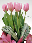Nuestro orgullo! .... Arreglo floral de tulipanes rosas y lilis rosas que dejará sin palabras y causará una enorme emoción a quien lo practicó!. Especificaciones del Arreglo: Follaje, Esfera de cristal color negro, Mensaje impreso, Altura promedio del arreglo: 70 cm