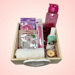 Celebra con tu persona favorita este 14 de febrero con un increíble recuerdo y regalos que le darán una noche increíble disfrutando de un relajante y refrescante tratamiento facial  ESPECIFICACIONES DEL SET:  1 Cajón de Pino premium 1 Original Portaretratos de madera en forma de corazón 1 Vela aromatizante 1 Aceite de coco hidratante 1 Termo 1 Mascarilla facial de Granada 1 Mascarilla facial de Rosas 1 Lima pulidora de 7 lados para uñas 1 Antifaz para dormir 1 Toalla facial de baño