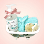 La versión relajada y playera de este increíble diseño!  ESPECIFICACIONES DEL SET:  1 Tina de cerámica decorada 1 Jabón líquido para manos 1 Toalla facial suave al tacto 1 Set de jabones temáticos con frescos aromas 1 Mensaje de felicitación impreso