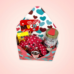 Otra manera igualmente inesperada y diferente para expresar amor este 14 de febrero!  ESPECIFICACIONES DEL SET:  1 Caja para regalo tipo sobre 1 Pin temático "Te quiero Mucho" 1 Termo de PVC 1 Mini Oso de tela 1 Chocolate Snickers con envoltura temática 2 Sets de dulces sorpresas de M&M 1 Mensaje de felicitación impreso