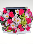 Sorprende a mamá con una elegante caja llena de hermosas rosas de color súper alegre y brillante! Sin duda un regalo súper trendy y de alto impacto. Arreglo con vista frontal elaborada con base cúbica metálica color negro brillante de 20 cm con letrero “Eres la mejor mamá”. Altura final promedio: 40 cms. El tono de las flores puede variar de acuerdo a la disponibilidad. Incluye tarjeta para mensaje.