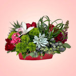 Un arreglo con un original e inesperado diseño floral, será la sorpresa perfecta para el Día de San Valentín!  ENVÍO GRATIS:  ESPECIFICACIONES DEL ARREGLO:  Arreglo en forma rectangular compuesto por rosas en intenso color rojo, originales suculentas, un discreto detalle de follaje en forma de corazón y el toque súper elegante de una increíble orquídea cultivada! Base rectangular color roja Incluye tarjeta para dedicatoria Altura aproximada  35 cms