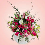 Es el momento de enviar una gran muestra de amor! Imponente diseño floral que emana distinción, originalidad y elegancia.  ENVÍO GRATIS!  ESPECIFICACIONES DEL ARREGLO:  Sutil mezcla de renáculos, briantus, astromelias, y delicado follaje Base cerámica gris Incluye tarjeta para dedicatoria Altura aproximada 80 cms