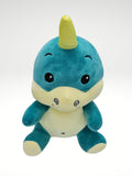 DESCRIPCIÓN: Original y tierno dinosaurio de peluche en color turquesa. Será una súper agradable sorpresa para quien lo reciba!!! Ideal para complementar tu arreglo floral o tu set de regalo.  ESPECIFICACIONES DEL PELUCHE:  Tamaño: 35 cm de alto