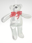 DESCRIPCIÓN: Esta Navidad será Inolvidable para tu persona favorita con este increíble Oso Navideño artesanal. Está hecho a mano con una hermosa tela bordada con lentejuelas en color plata y decorado con un coqueto moño de organza rojo!  ESPECIFICACIONES DEL MUÑECO:  Tamaño: 48 cm de altura