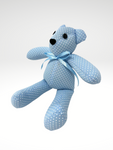 Sorprende a tu persona favorita con este lindo Osito Blue artesanal hecho a mano en una hermosa tela azul cielo con estampado de puntos decorado con un coqueto moño de listón azul! Es ideal para consentir a tu novio, hijo, sobrino o para regalar a tus amigos que acaban de ser papás de un hermoso bebé!, Tamaño: 25 cm de altura