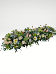 Embellece tu evento social o corporativo con este hermoso diseño floral! Ideal para montajes tipo ceremonia en los que podrás sorprender a tus invitados con este toque de tan buen gusto   ENVÍO GRATIS!  ESPECIFICACIONES DEL CAMINO:  Medidas: 1 metro de largo x 45 cms de ancho Flores: Rosas en tonos blancos y rosa pastel y margaritas color blanco Follaje tonos verdes 