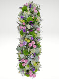 Embellece tu evento social o corporativo con este delicado diseño floral! Ideal para montajes románticos en los que podrás sorprender a tus invitados con este toque elegante   ENVÍO GRATIS!  ESPECIFICACIONES DEL CAMINO:  Medidas: 1 metro de largo x 45 cms de ancho Flores: Rosas, matthiolas, astromelias Follaje tonos verdes 
