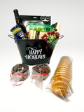 Vianda de productos gourmet ESPECIFICACIONES DEL SET: 1 Base premium campiña de metal. Personalizable con tu logo o mensaje corto 1 Botella de Vino Tinto Mariatinto 750 ml Repostería: 2 Nudos de Nutella 1 Selección Gourmet Carnes Frías 1 Kroon queso gouda rebanado 400 gr 1 Baguette integral 1 Salsa pesto con albahaca genovese 190 g 1 Mensaje impreso en papel opalina con sobre premium 1 Pick Navideño Decorativo
