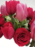 Elegante arreglo floral compuesto por 10 hermosos tulipanes rojos y 10 tulipanes rosas acompañados por hermosas rosas rojas en una elegante base color plata. Es la mejor elección para quien desea demostrar que se amor es enorme y verdadero!. Especificaciones del Arreglo: Follaje. Esfera de vidrio color plata. Mensaje impreso. Altura promedio del arreglo: 40 - 45 cm.