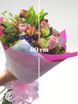Siempre hay una ocasión para expresar tus sentimientos! Este hermoso arreglo floral multicolor será el regalo perfecto para enviar un mensaje de amor, amistad, buenos deseos o agradecimiento. Ramo de rosas, astromelias, espuma y vibrante follaje envuelto en hermosos papeles de colores que logran un hermoso contraste con las flores y un espectacular moño en delicado color pastel. Altura final promedio: 60 cms. El tono de las flores puede variar de acuerdo a la disponibilidad. Incluye tarjeta para mensaje.