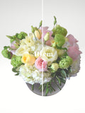 El más bello detalle para mamá llegará directo a sus brazos como una muestra más de todo el amor que inspira. Hermoso Arreglo Floral elaborado con lisianthus. Altura final promedio: 40 cms. El tono de las flores puede variar de acuerdo a la disponibilidad. Incluye tarjeta para mensaje.