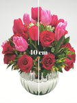Elegante arreglo floral compuesto por 10 hermosos tulipanes rojos y 10 tulipanes rosas acompañados por hermosas rosas rojas en una elegante base color plata. Es la mejor elección para quien desea demostrar que se amor es enorme y verdadero!. Especificaciones del Arreglo: Follaje. Esfera de vidrio color plata. Mensaje impreso. Altura promedio del arreglo: 40 - 45 cm.