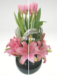 Nuestro orgullo! .... Arreglo floral de tulipanes rosas y lilis rosas que dejará sin palabras y causará una enorme emoción a quien lo practicó!. Especificaciones del Arreglo: Follaje, Esfera de cristal color negro, Mensaje impreso, Altura promedio del arreglo: 70 cm