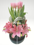 Nuestro orgullo! .... Arreglo floral de tulipanes rosas y lilis rosas que dejará sin palabras y causará una enorme emoción a quien lo practicó!. Especificaciones del Arreglo: Follaje, Esfera de cristal color negro, Mensaje impreso, Altura promedio del arreglo: 70 cm