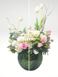 Diseñado para cautivar! Arreglo floral con un toque de belleza especial... Compuesto por delicadas rosas, hortensias, elegantes tulipanes y mini roses de elegantes colores. ESPECIFICACIONES DEL ARREGLO: Follaje Esfera de Cristal Negro Mensaje impreso Altura promedio del arreglo: 70 cm