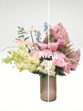 Elegante arreglo floral de composición única! Selección especial de antulios, dendrovios, rosas, rossanas, claveles y hortensias que con toques delicados, logran un efecto increíblemente elegante. ESPECIFICACIONES DEL ARREGLO: Follaje Cilindro de Vidrio Mensaje impreso Altura promedio del arreglo: 70 cm