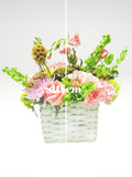Sabemos que los detalles expresan más que mil palabras... Anna es un delicado arreglo diseñado en una hermosa base que se suma al efecto suave, de las flores que lo componen.. ESPECIFICACIONES DEL ARREGLO: Follaje Canasta de Madera Chica color Blanco Incluye dedicatoria Altura promedio del arreglo: 40 cm