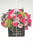Sorprende a mamá con una elegante caja llena de hermosas rosas de color súper alegre y brillante! Sin duda un regalo súper trendy y de alto impacto. Arreglo con vista frontal elaborada con base cúbica metálica color negro brillante de 20 cm con letrero “Eres la mejor mamá”. Altura final promedio: 40 cms. El tono de las flores puede variar de acuerdo a la disponibilidad. Incluye tarjeta para mensaje.