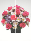 Si quieres hacer llegar tus sentimientos a través de un arreglo floral de rosas, este es el diseño ideal! Cualquiera que sea tu mensaje, las rosas siempre serán bien recibidas!. ESPECIFICACIONES DEL ARREGLO: Arreglo floral de rosas, margaritas y hortensias con vista 360 ° elaborada con base cúbica metálica color negro brillante de 20 cm con puntos en color blanco. Altura final promedio: 40 cms. El tono de las flores puede variar de acuerdo a la disponibilidad. Incluye tarjeta para dedicatoria.