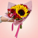 Quieres sorprender a una persona en especial? Envía este increíble y alegre ramo floral para festejar San Valentín!  ENVÍO GRATIS!  ESPECIFICACIONES DEL ARREGLO:  Ramo diseñado con hermosos girasoles, rosas, astromelias y coquetos toques de braintus Papel envoltorio y listón Incluye tarjeta para dedicatoria Altura aproximada 60 cms
