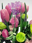 Increíble arreglo floral compuesto por 10 hermosos tulipanes rosas acompañados por rosas y lisianthus verdes en una increíble base cilíndrica color golden rose . Sin duda causará una sensación de felicidad y amor a quien lo recibió!. Especificaciones del Arreglo: Follaje, Cilindro de Vidrio color rosa tornasol Incluye Mensaje impreso, Altura promedio del arreglo: 45 - 50 cm